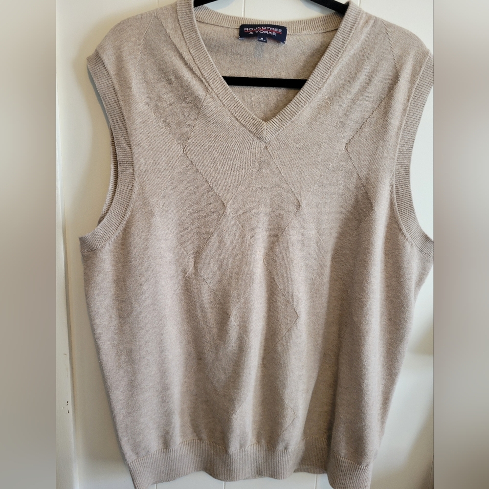 Roundtree & Yorke Cream Argyle V-Neck Sweater Vest